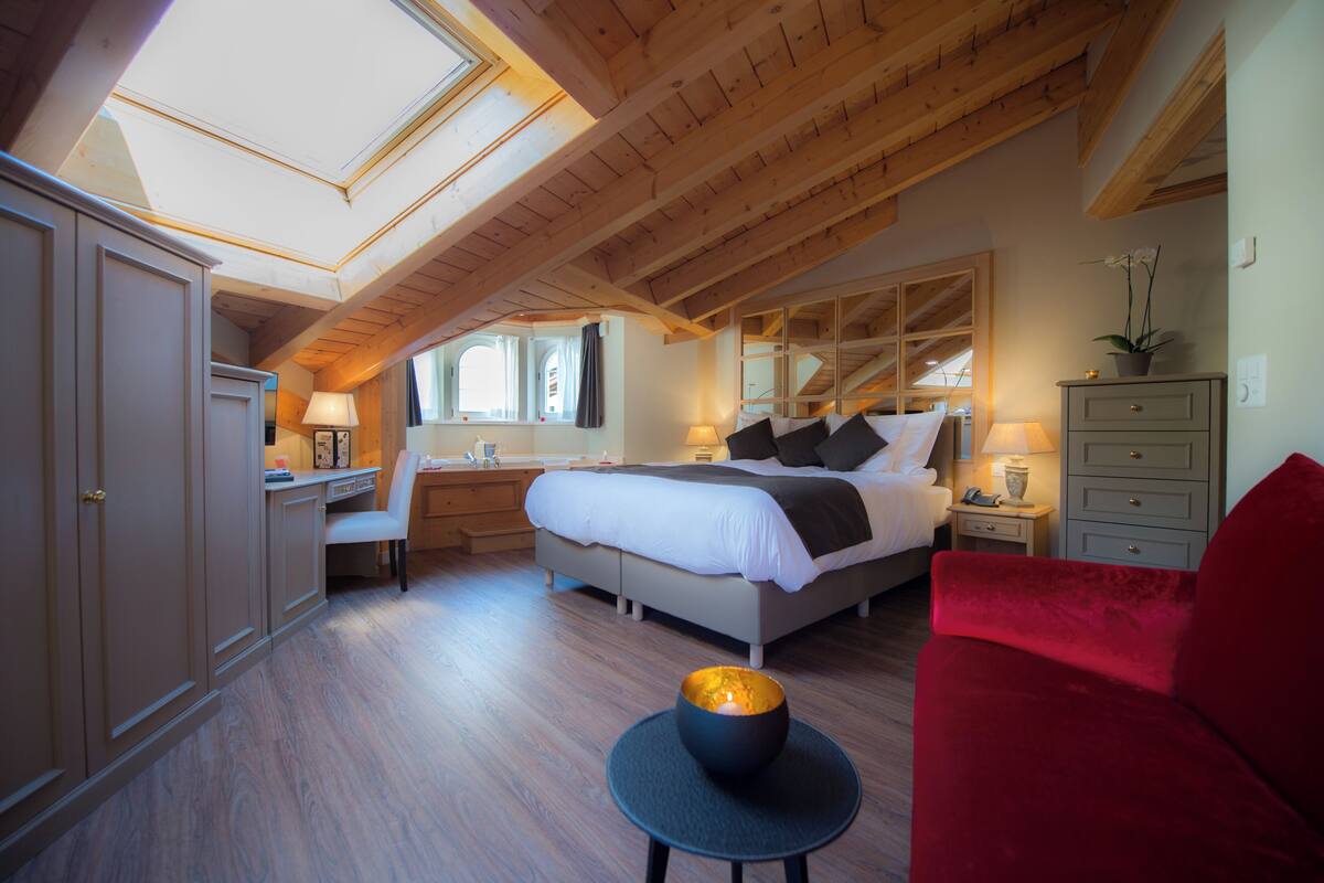 Junior Suite | Hypo-allergenic bedding available, minibar, in-room safe, WiFi (free)