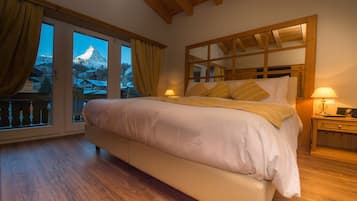 Suite | Hypo-allergenic bedding, minibar, in-room safe, free cribs/infant beds