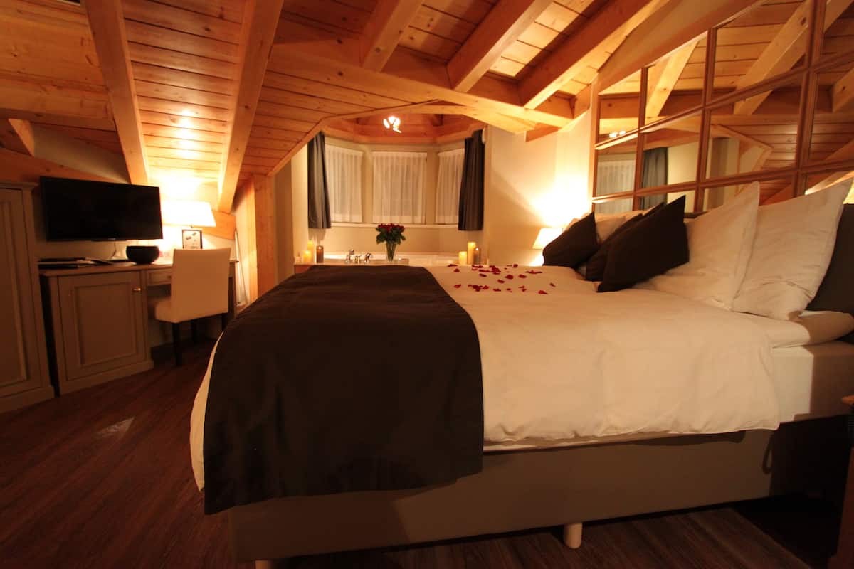 Junior Suite | Hypo-allergenic bedding, minibar, in-room safe, free cots/infant beds
