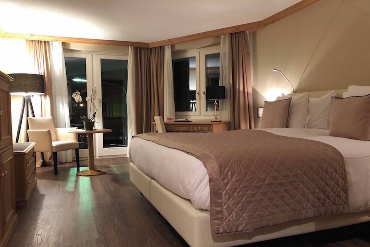 Hypo-allergenic bedding available, minibar, in-room safe, WiFi (free)
