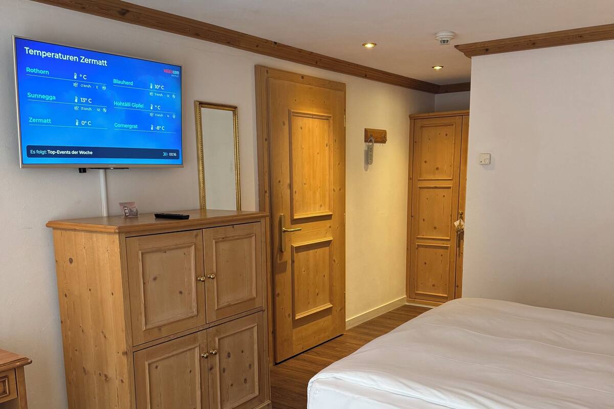 Hypo-allergenic bedding available, minibar, in-room safe, WiFi (free)