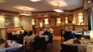 Daily buffet breakfast (CHF 30 per person)