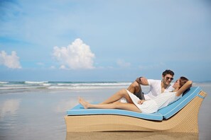 在海灘附近、白沙、躺椅、太陽傘