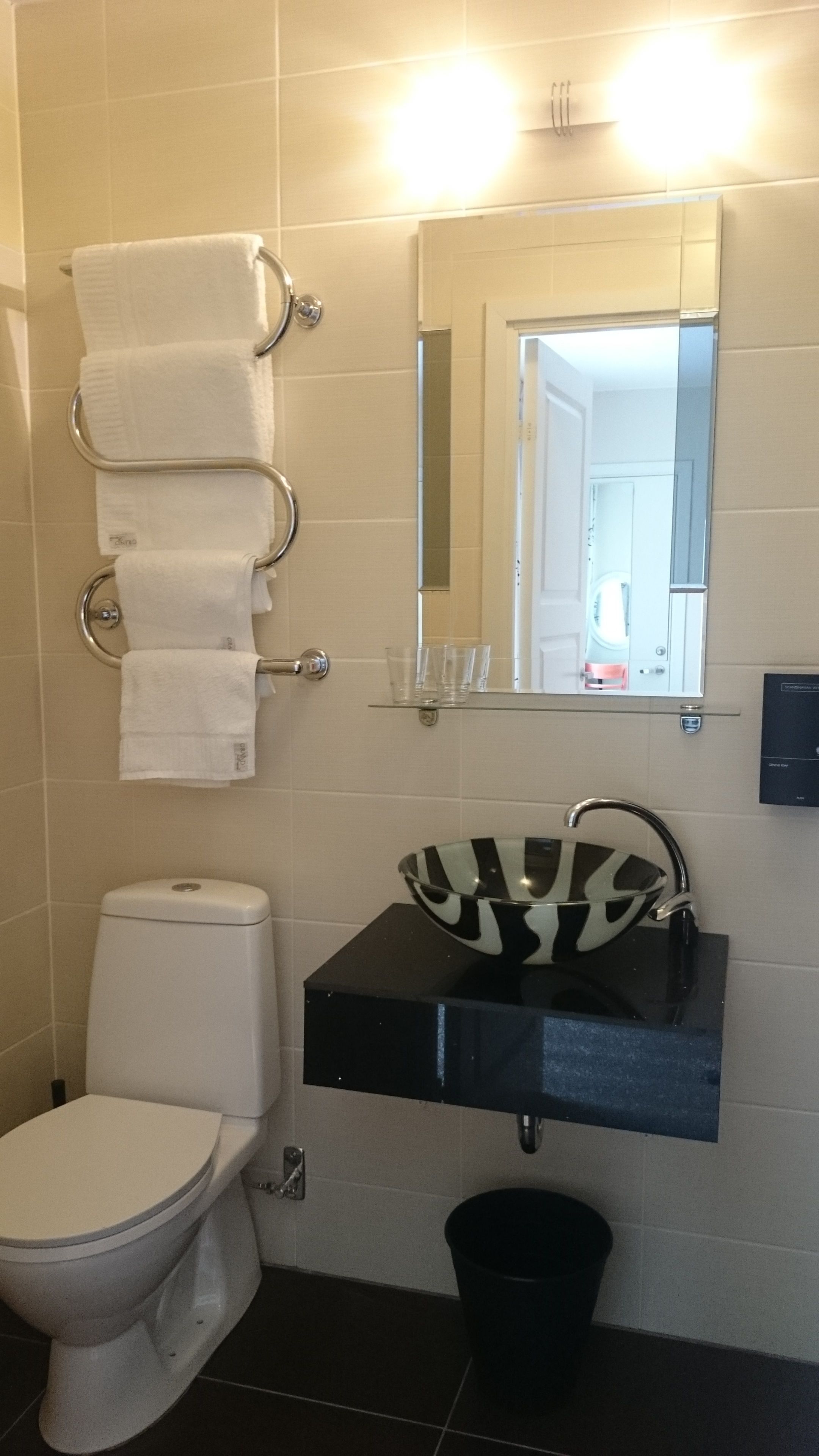 standard double room, sea view | bathroom | shower, hair dryer, towels, shampoo
