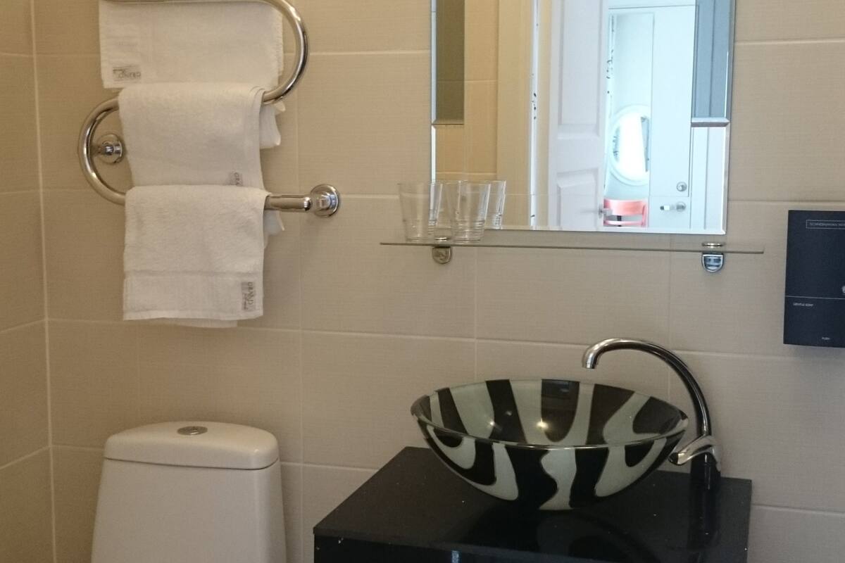 standard double room, sea view | bathroom | shower, hair dryer, towels, shampoo