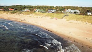 Une plage avec des maisons en arrière-plan.