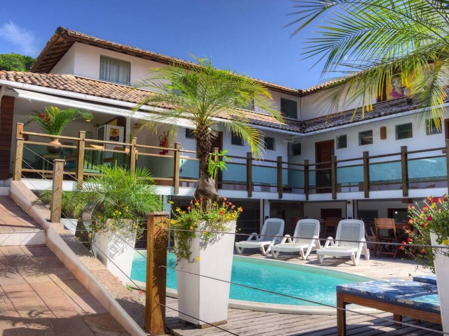 Piscina externa, guarda-sóis, espreguiçadeiras