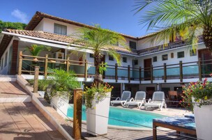 Piscina externa, guarda-sóis, espreguiçadeiras