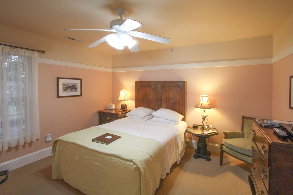 Room (Breakers) | Premium bedding, desk, laptop workspace, blackout drapes
