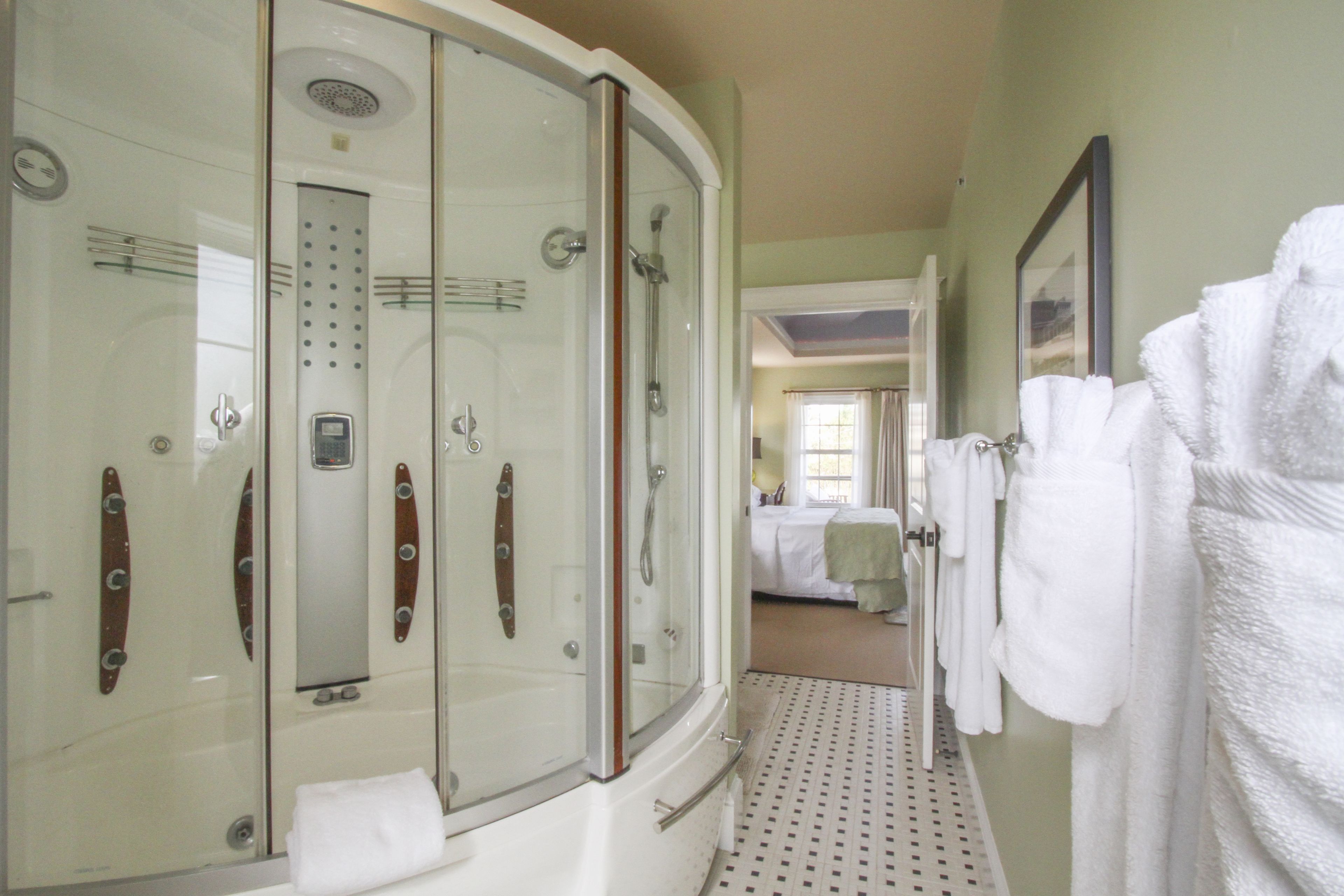 Room (Avamere) | Jetted tub