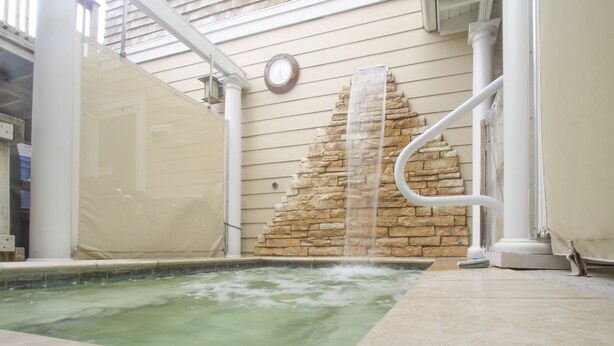 Outdoor spa tub - Beach Spa Bed and Breakfast (Virginia Beach)