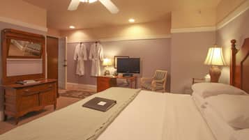 Room (Pinewood ) | Premium bedding, individually decorated, individually furnished, desk