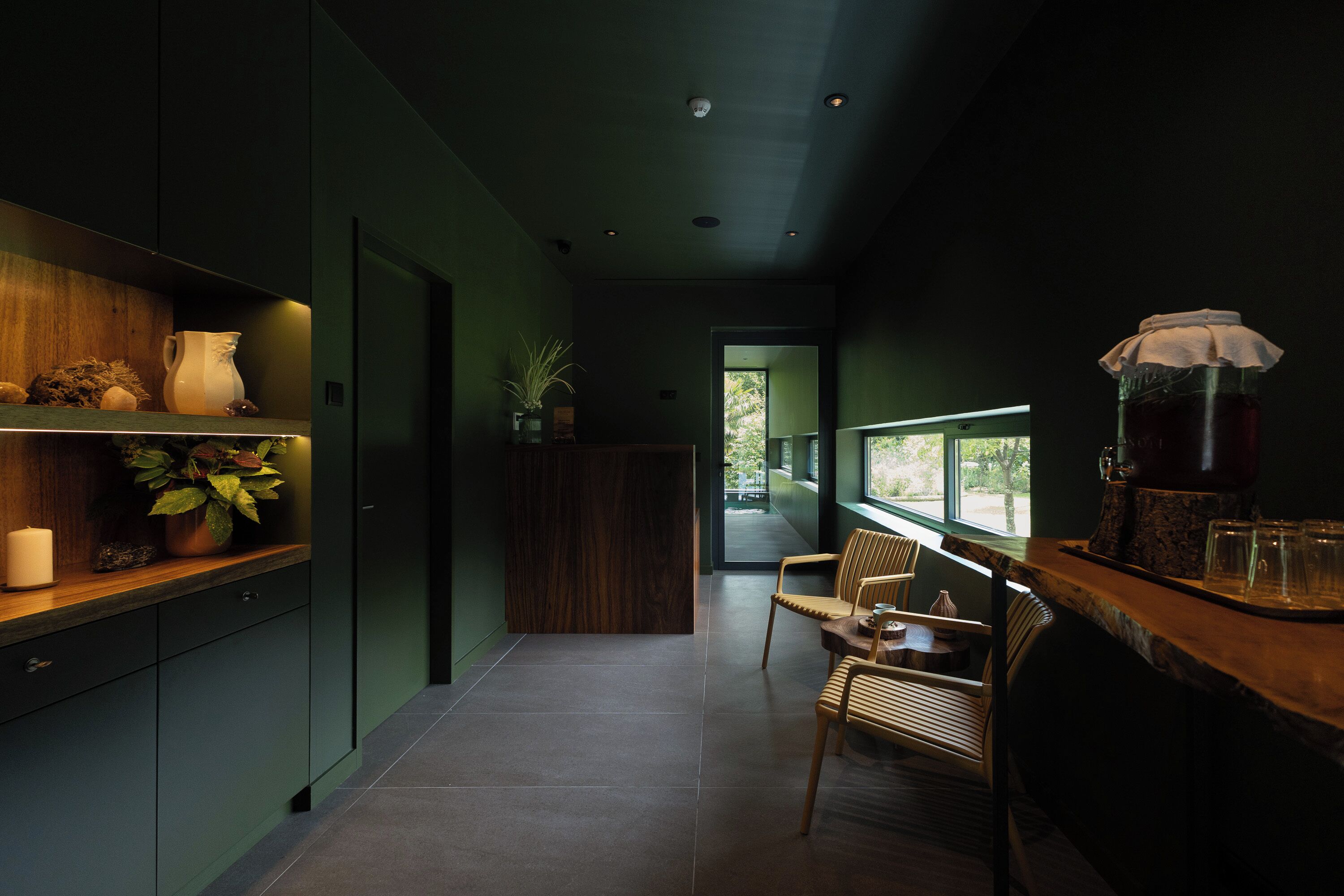 Una cucina moderna con un piano di lavoro in legno, una macchina da caffè e vista all'esterno.