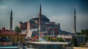 A historic building with a large central dome and four minarets. - Mytra Hotel (Istanbul)