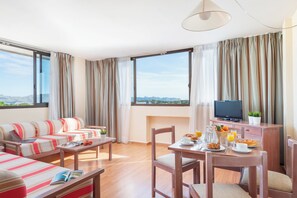 Safe på rommet, skrivebord og skrivebord for bærbar PC