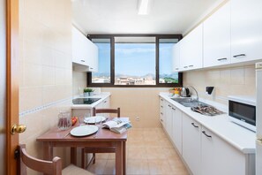 Apartament familiar, 2 dormitoris | Cuina privada | Frigorífic gran, microones, placa de cuina i torradora 