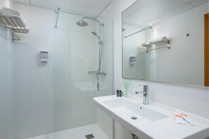 Douche, douche à « effet pluie », serviettes fournies