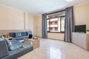 In-room safe, desk, laptop workspace, blackout drapes - Alcudia Boutique Apartments (Alcúdia)