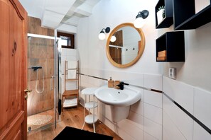 Apartamento, 1 habitación (2 Adults) | Baño | Artículos de higiene personal gratuitos, secador de pelo y toallas