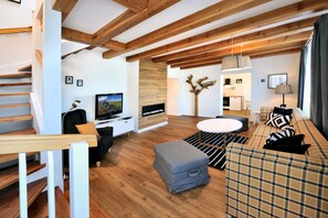 Luxury Apartment, 4 Bedrooms (8 Adults) | Desk, cots/infant beds, free WiFi, bed sheets