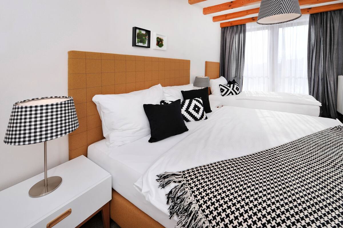 Escrivaninha, berços (sobretaxa), Wi-Fi de cortesia, roupa de cama