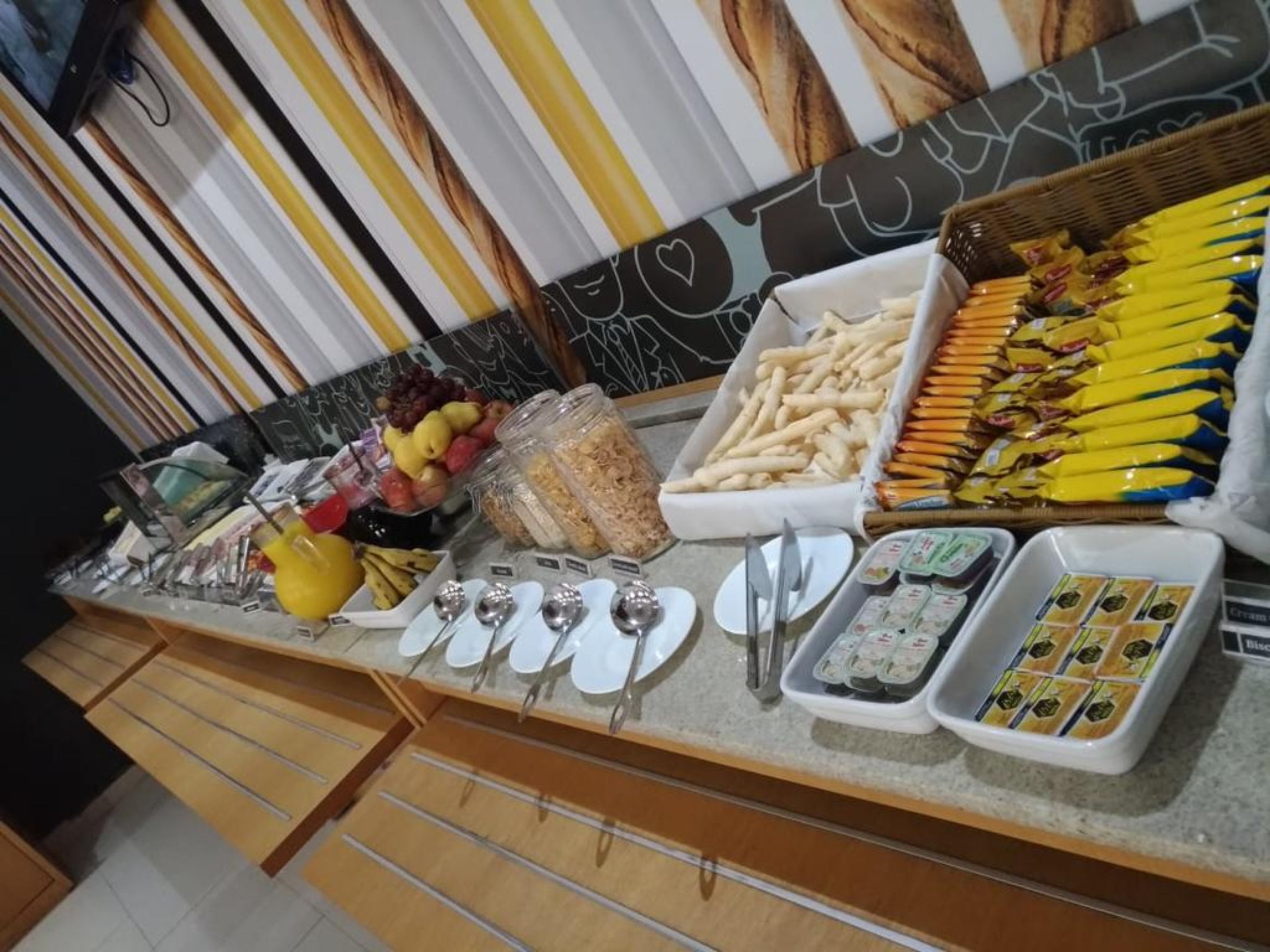 daily buffet breakfast (brl 44 per person)