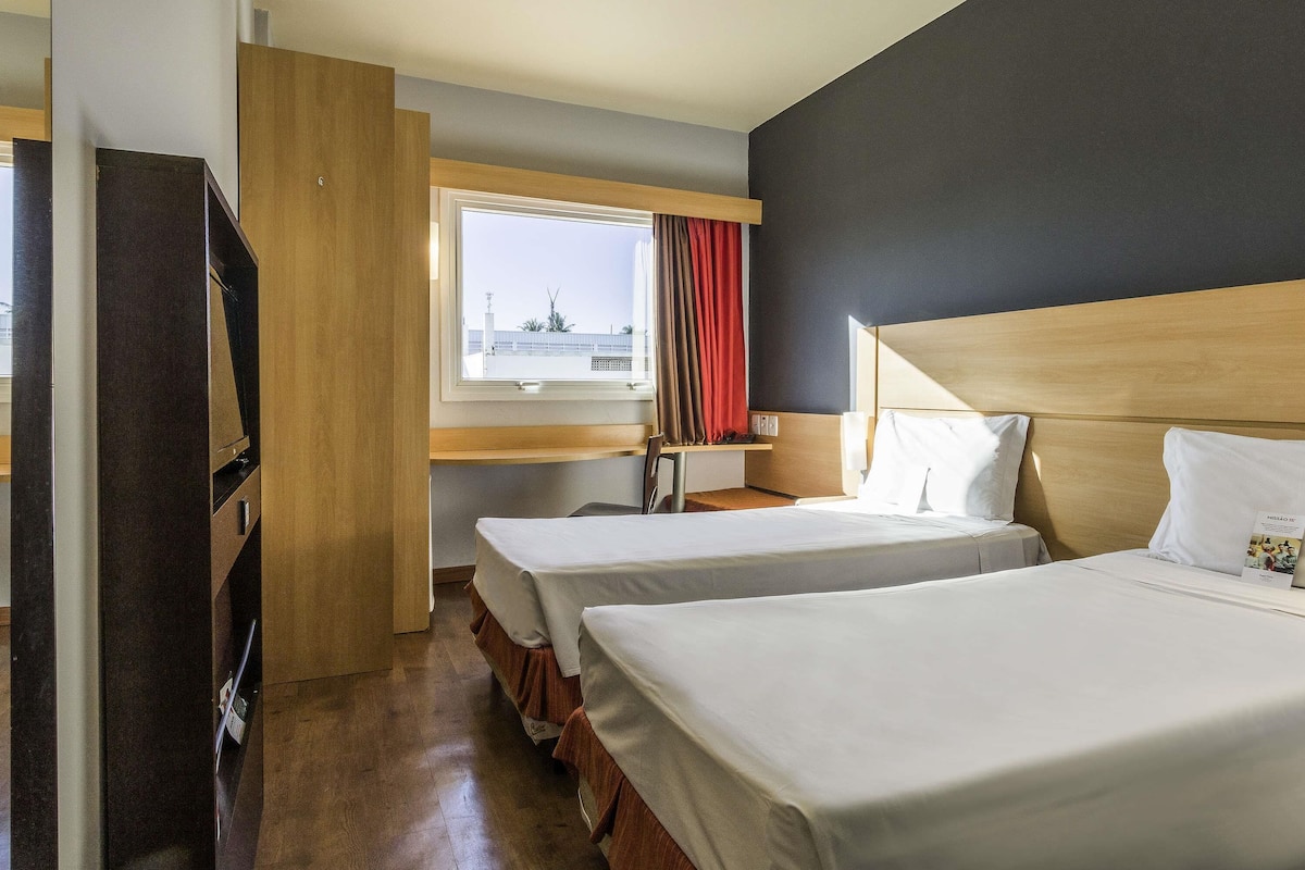 Minibar, escritorio, sistema de insonorización y cunas gratuitas