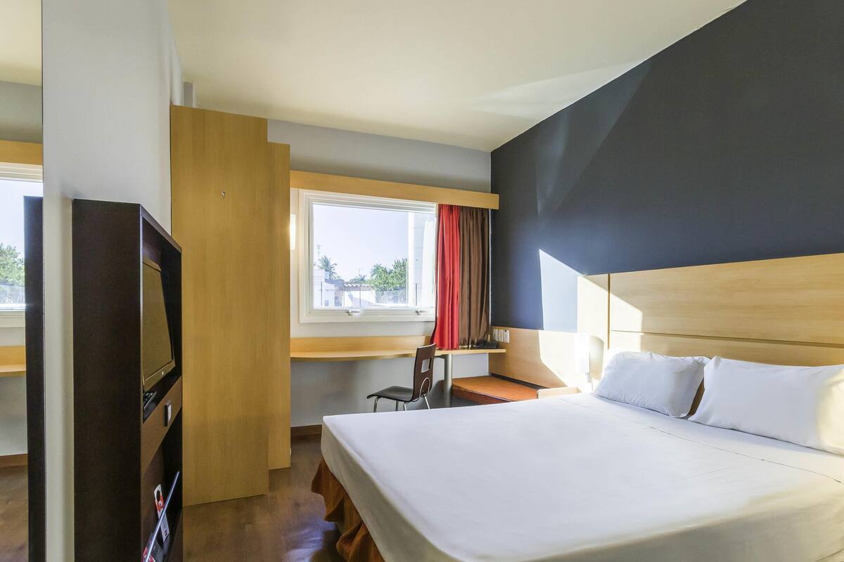 standard room, 1 double bed | minibar, desk, soundproofing, free cots/infant beds