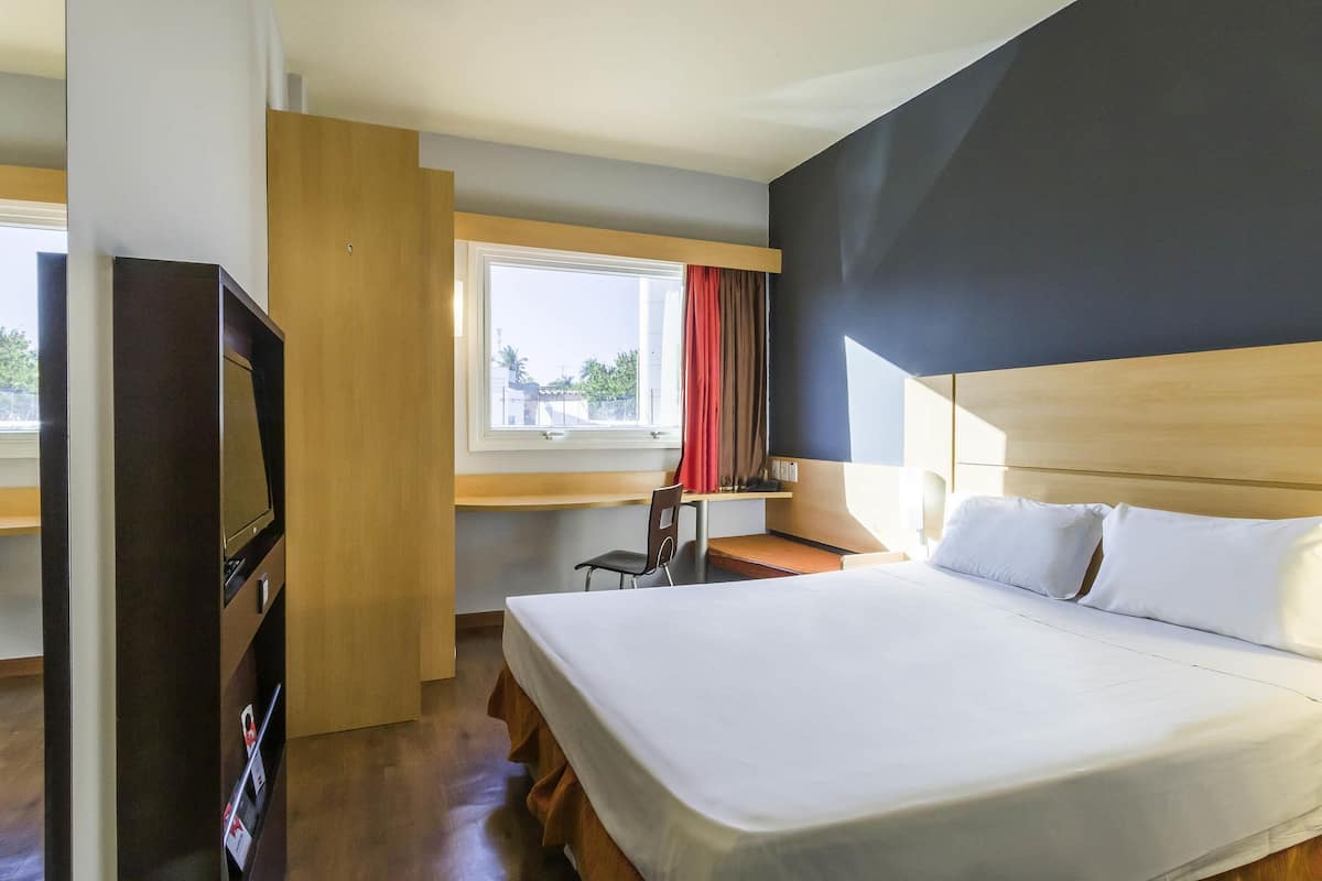 Standard Room, 1 Double Bed | Minibar, desk, soundproofing, free cribs/infant beds
