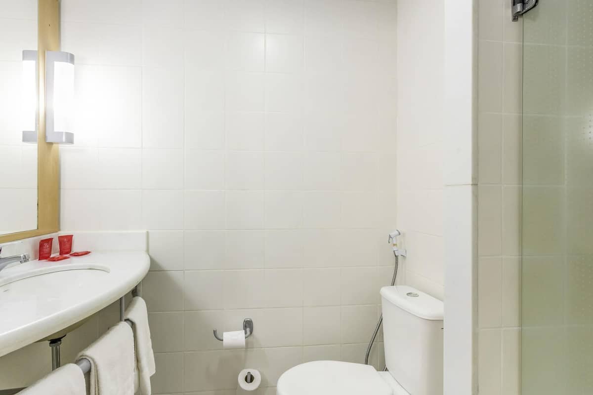 Minibar, desk, soundproofing, free cots/infant beds