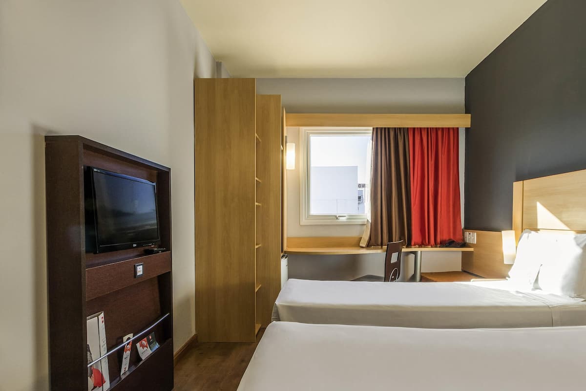 standard room, multiple beds | minibar, desk, soundproofing, free cots/infant beds