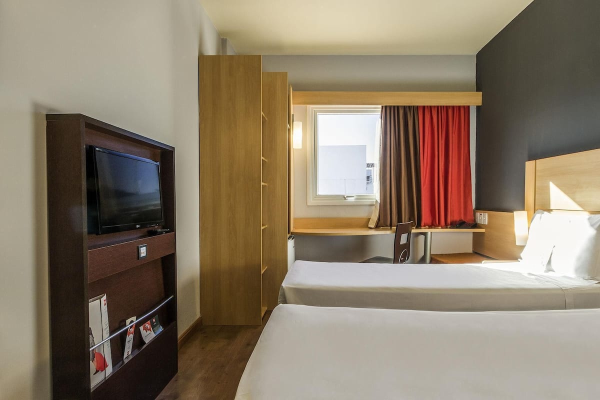 Minibar, escritorio, sistema de insonorización y cunas gratuitas