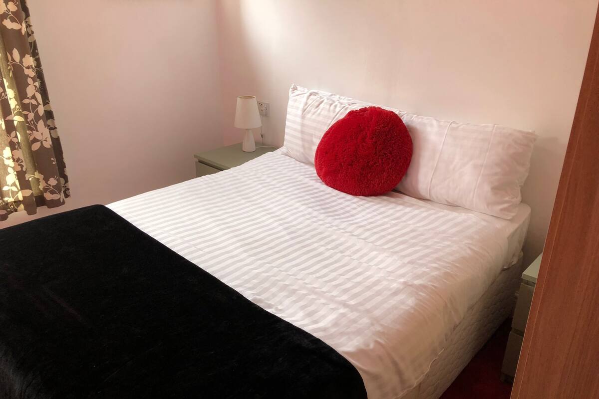 Apartment, 2 Bedrooms (Flat 8) | Iron/ironing board, cots/infant beds