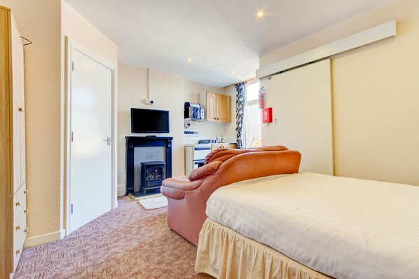 Iron/ironing board, cots/infant beds