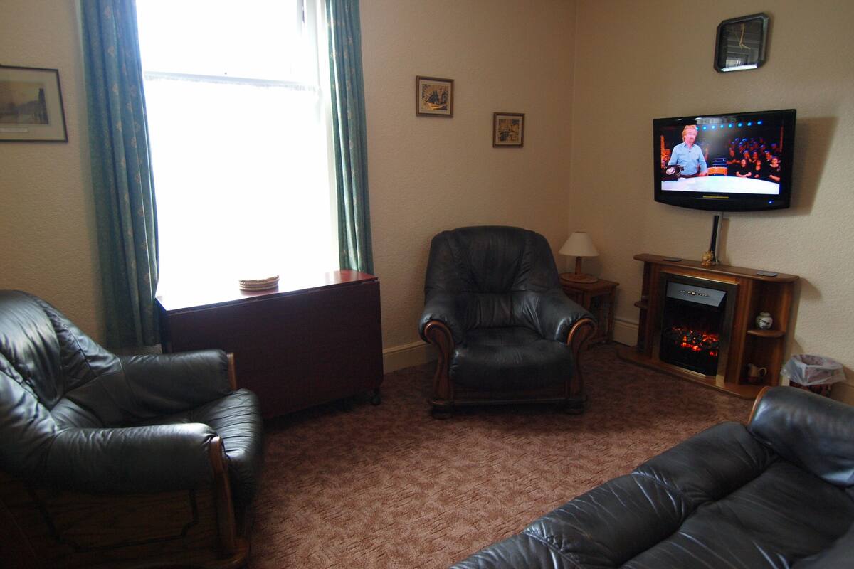 Apartment, 1 Bedroom (Flat 5) | Iron/ironing board, cots/infant beds