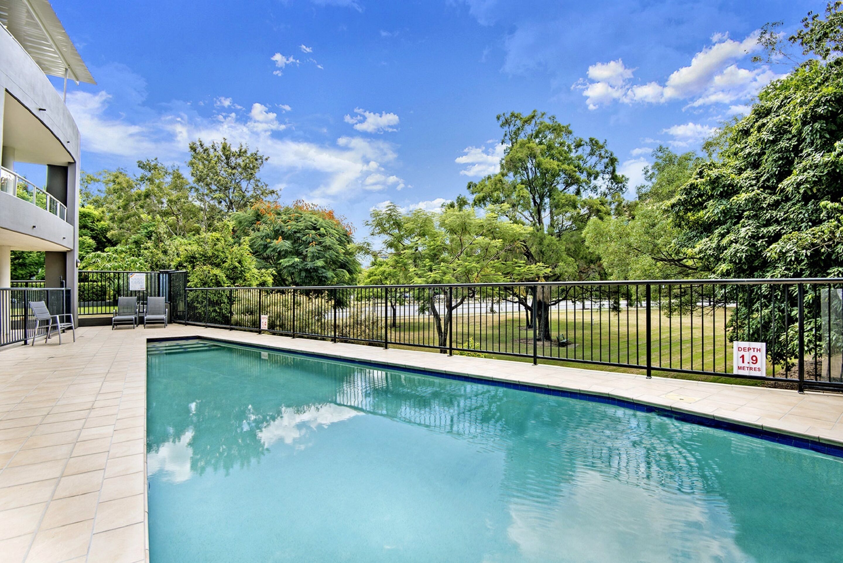 Una piscina al aire libre