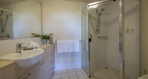 LÀgenhet Premium - 2 sovrum | Badrum | Dusch, gratis toalettartiklar, hÄrtork och handdukar