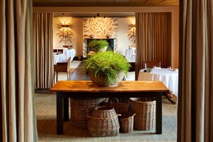 2 restaurants, lunch, dinner served; British cuisine 