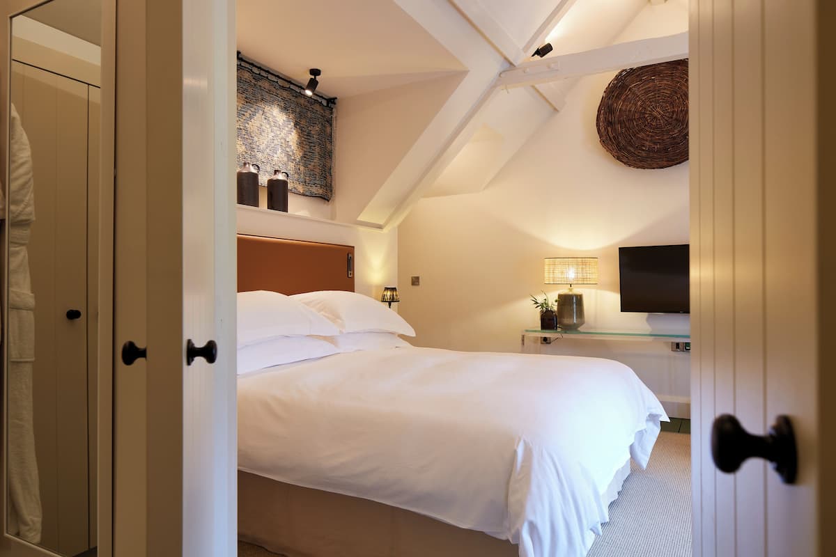 Deluxe Twin Room | 1 bedroom, in-room safe, individually decorated, individually furnished