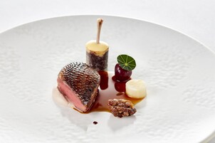 2 restaurantes; se sirve almuerzo y cena; cocina británica