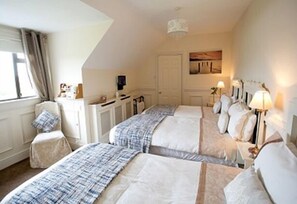 Triple Room | Iron/ironing board, free cribs/infant beds, free WiFi - San Juan Bed & Breakfast (Dublin)