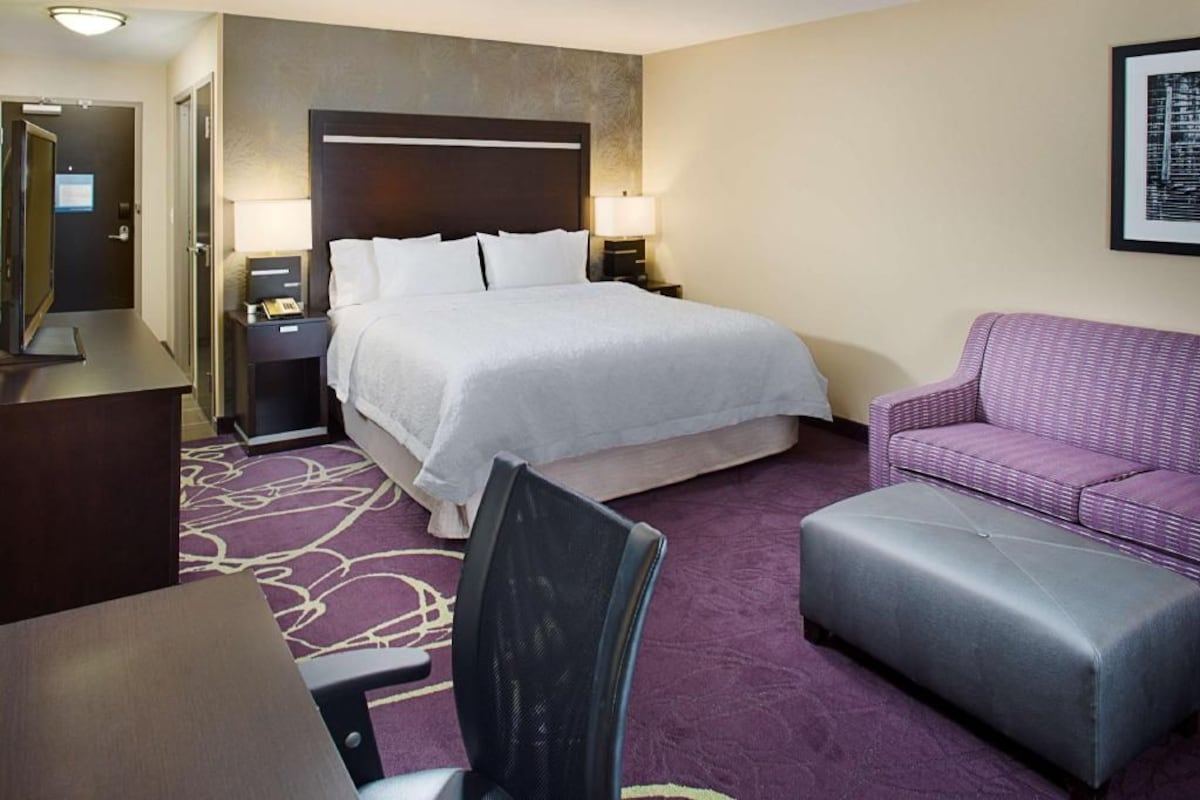 Desk, cribs (free), WiFi (free), bed sheets