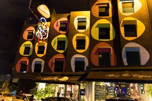 Fachada de la propiedad por la tarde o noche