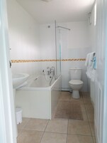 Twin Room, Ensuite | Bathroom