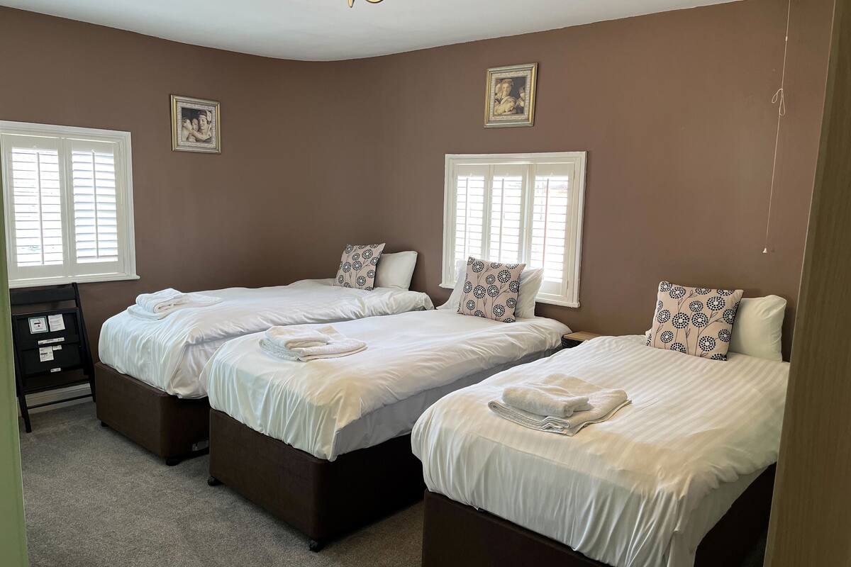 Chambre Triple, salle de bains attenante