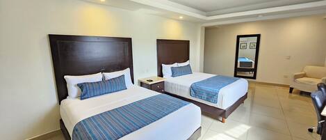 Habitació doble clàssica | Roba de llit d'alta qualitat, escriptori i cortines opaques