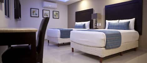 HABITACION DOBLE, 2 CAMAS DOBLES | Bộ đồ giường cao cấp, bàn, màn/rèm cản sáng