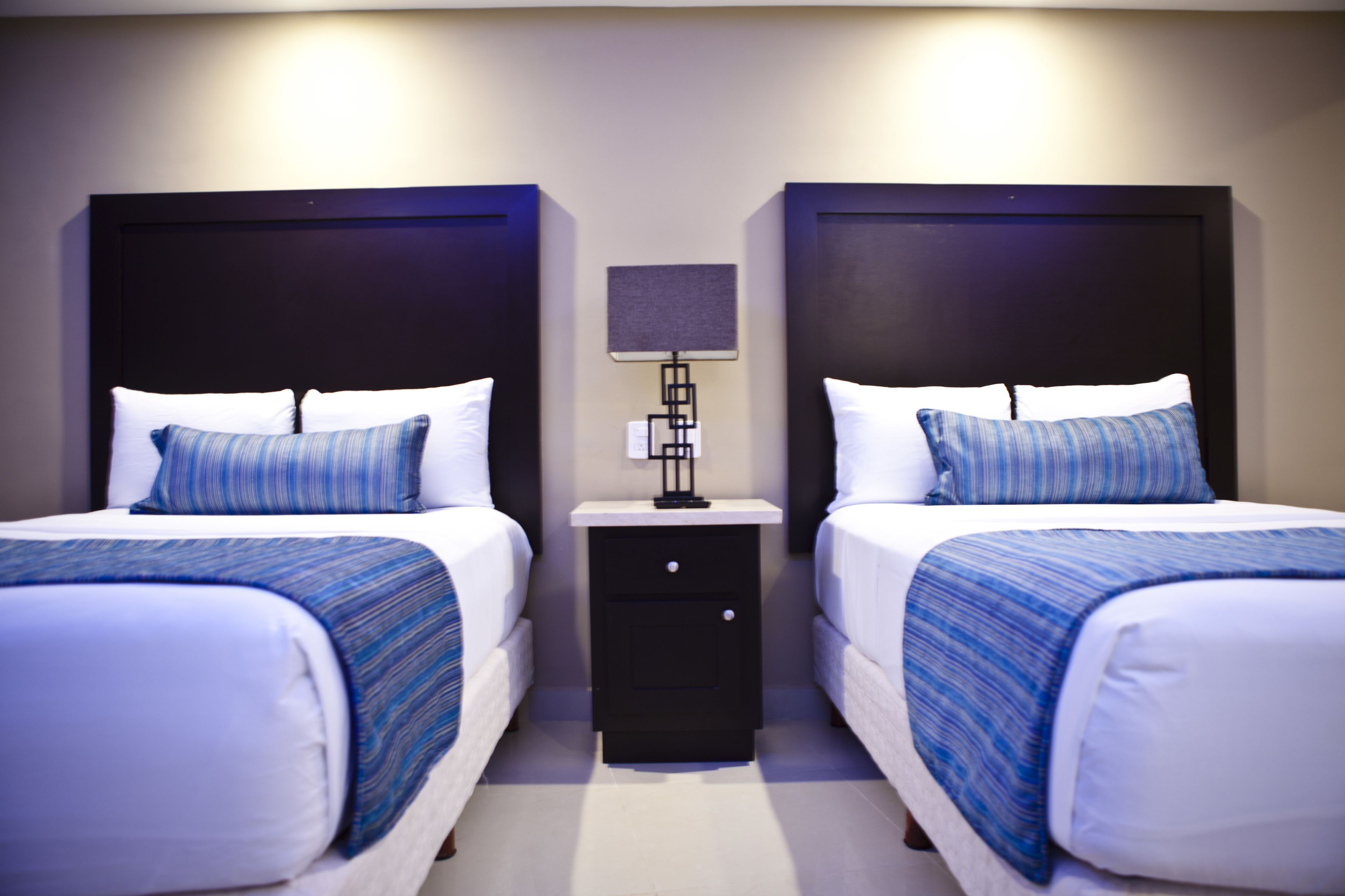 HABITACION DOBLE, 2 CAMAS DOBLES | 高級寢具、書桌、遮光窗簾/窗簾、熨斗/熨衫板