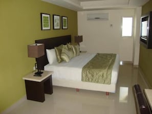 HABITACION INDIVIDUAL, 1 CAMA DE MATRIMONIO | เครื่องนอนระดับพรีเมียม, โต๊ะทำงาน, ผ้าม่านกันแสง, เตารีด/โต๊ะรีดผ้า