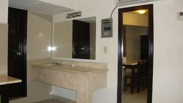 HABITACION DOBLE, 2 CAMAS DOBLES | Lavabo del cuarto de baño